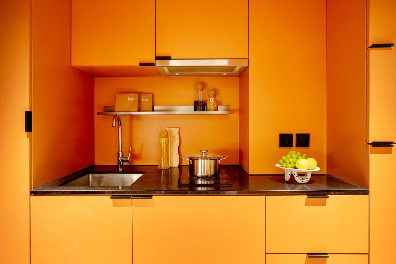 Base-Beijing Wangfujing Serviced Apartment- In Hutong &Bike Rental &Close To Forbidden City, Tian'Anmen Square &Subway Nearby &Free Coffee &Washing Machine,Kitchen &Restaurant Discount &English Speaking &High Speed Free Wifi Exterior photo A typical kitchen