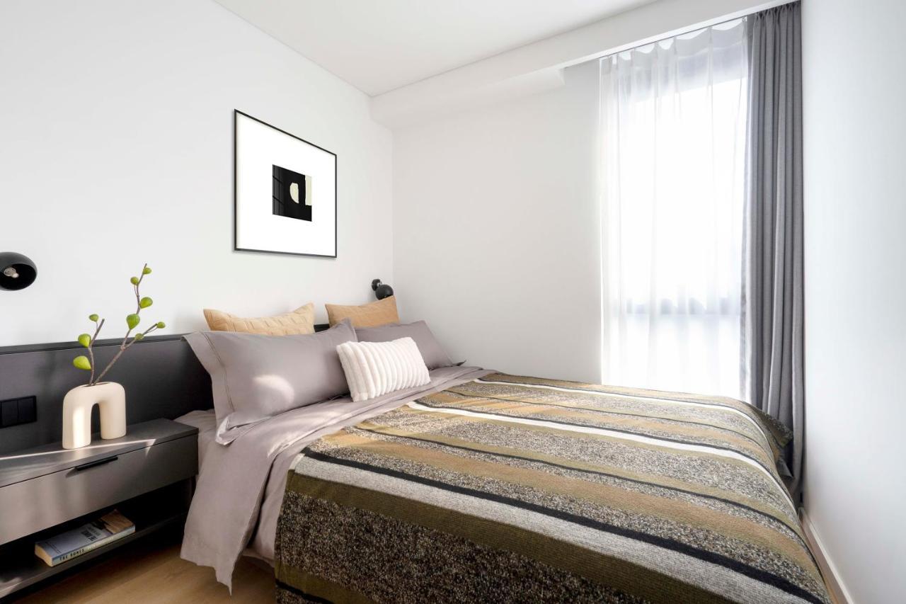 Base-Beijing Wangfujing Serviced Apartment- In Hutong &Bike Rental &Close To Forbidden City, Tian'Anmen Square &Subway Nearby &Free Coffee &Washing Machine,Kitchen &Restaurant Discount &English Speaking &High Speed Free Wifi Exterior photo A bedroom