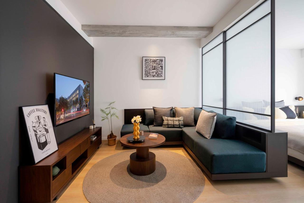 Base-Beijing Wangfujing Serviced Apartment- In Hutong &Bike Rental &Close To Forbidden City, Tian'Anmen Square &Subway Nearby &Free Coffee &Washing Machine,Kitchen &Restaurant Discount &English Speaking &High Speed Free Wifi Exterior photo A living room