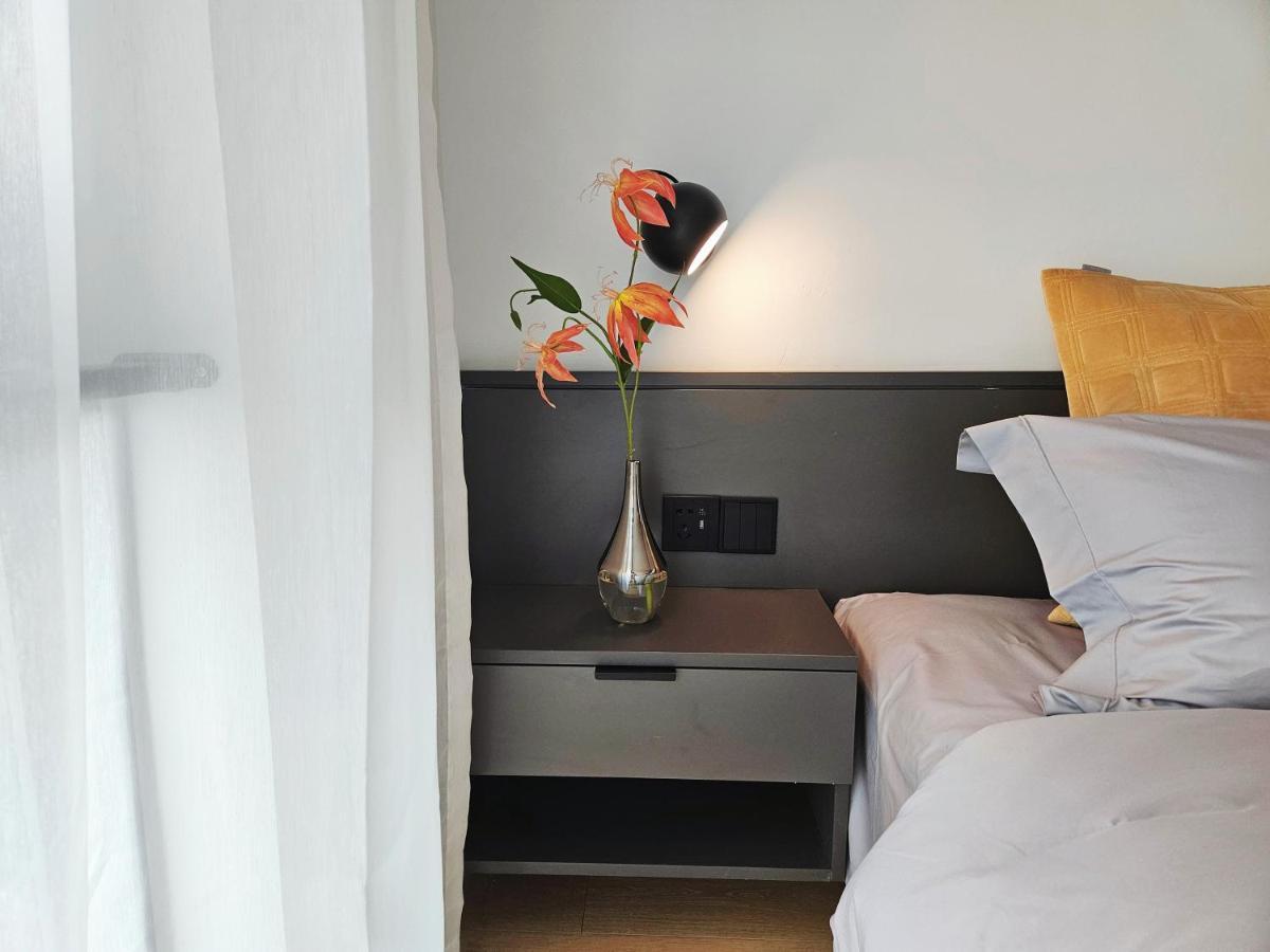 Base-Beijing Wangfujing Serviced Apartment- In Hutong &Bike Rental &Close To Forbidden City, Tian'Anmen Square &Subway Nearby &Free Coffee &Washing Machine,Kitchen &Restaurant Discount &English Speaking &High Speed Free Wifi Exterior photo A bedside table