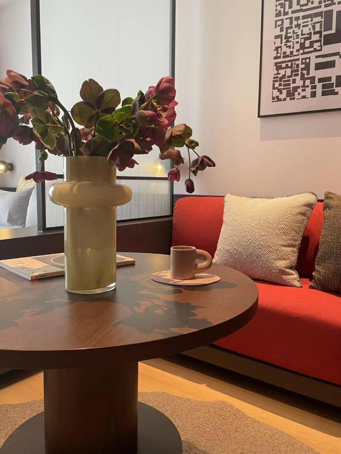 Base-Beijing Wangfujing Serviced Apartment- In Hutong &Bike Rental &Close To Forbidden City, Tian'Anmen Square &Subway Nearby &Free Coffee &Washing Machine,Kitchen &Restaurant Discount &English Speaking &High Speed Free Wifi Exterior photo The interior of the cafe