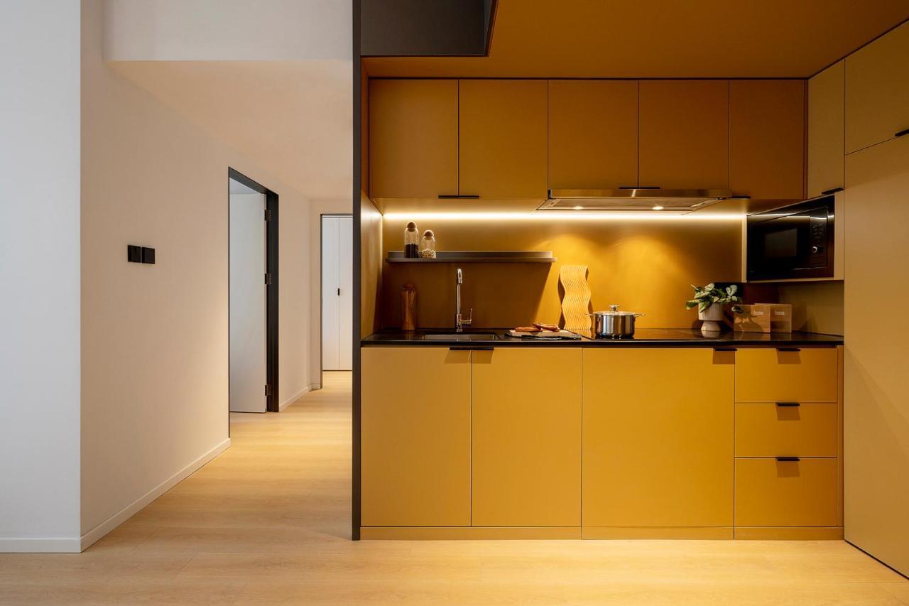 Base-Beijing Wangfujing Serviced Apartment- In Hutong &Bike Rental &Close To Forbidden City, Tian'Anmen Square &Subway Nearby &Free Coffee &Washing Machine,Kitchen &Restaurant Discount &English Speaking &High Speed Free Wifi Exterior photo A kitchen in a private house