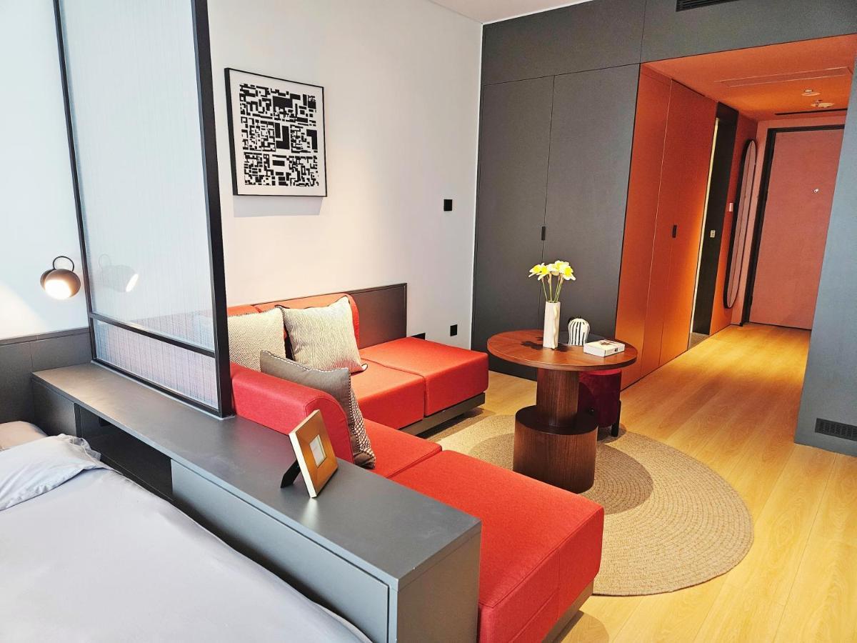Base-Beijing Wangfujing Serviced Apartment- In Hutong &Bike Rental &Close To Forbidden City, Tian'Anmen Square &Subway Nearby &Free Coffee &Washing Machine,Kitchen &Restaurant Discount &English Speaking &High Speed Free Wifi Exterior photo A room at the hotel