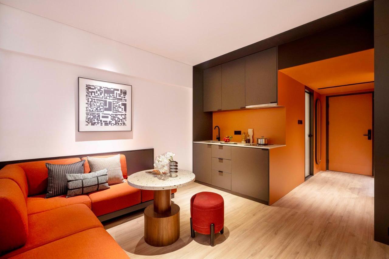 Base-Beijing Wangfujing Serviced Apartment- In Hutong &Bike Rental &Close To Forbidden City, Tian'Anmen Square &Subway Nearby &Free Coffee &Washing Machine,Kitchen &Restaurant Discount &English Speaking &High Speed Free Wifi Exterior photo A suite at the hotel