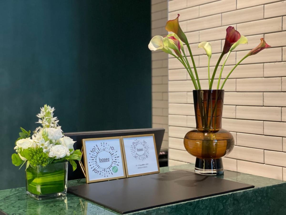 Base-Beijing Wangfujing Serviced Apartment- In Hutong &Bike Rental &Close To Forbidden City, Tian'Anmen Square &Subway Nearby &Free Coffee &Washing Machine,Kitchen &Restaurant Discount &English Speaking &High Speed Free Wifi Exterior photo Reception desk at the hotel