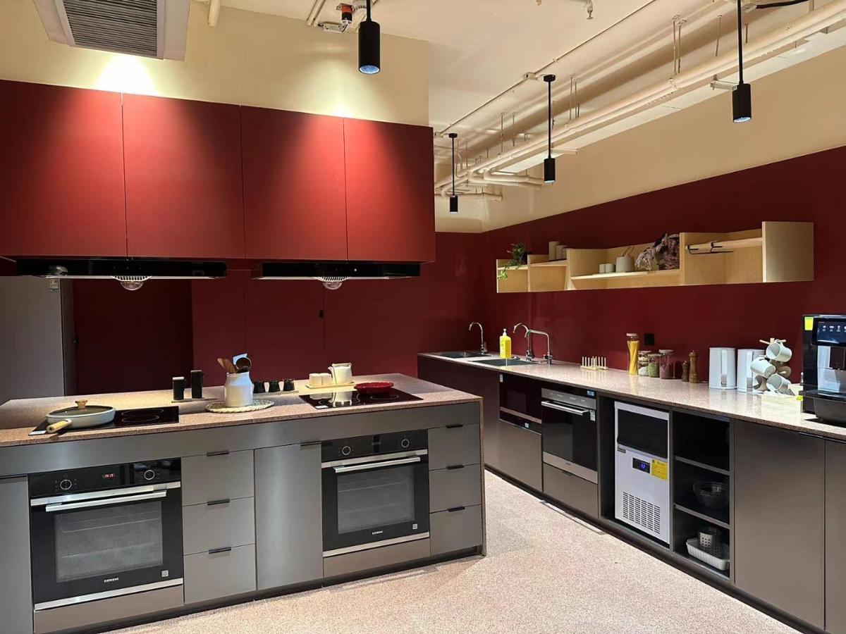 Base-Beijing Wangfujing Serviced Apartment- In Hutong &Bike Rental &Close To Forbidden City, Tian'Anmen Square &Subway Nearby &Free Coffee &Washing Machine,Kitchen &Restaurant Discount &English Speaking &High Speed Free Wifi Exterior photo A typical kitchen