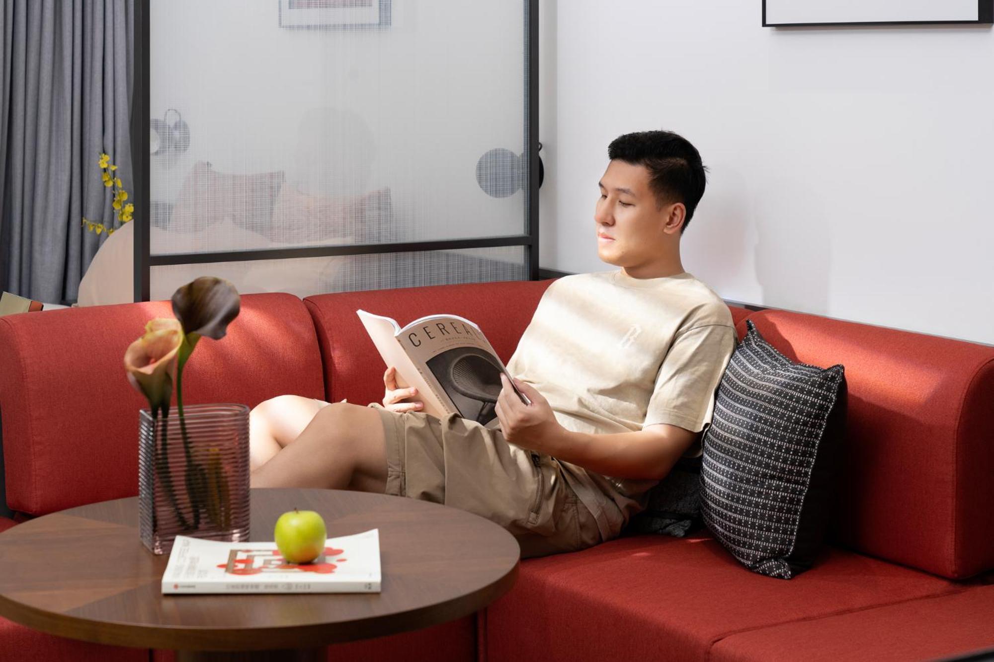 Base-Beijing Wangfujing Serviced Apartment- In Hutong &Bike Rental &Close To Forbidden City, Tian'Anmen Square &Subway Nearby &Free Coffee &Washing Machine,Kitchen &Restaurant Discount &English Speaking &High Speed Free Wifi Exterior photo A man reading a book on a sofa