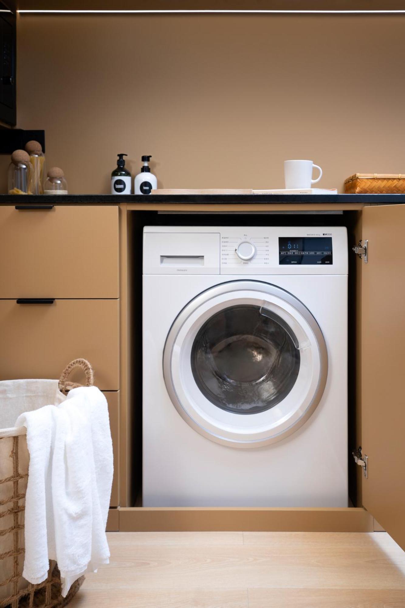 Base-Beijing Wangfujing Serviced Apartment- In Hutong &Bike Rental &Close To Forbidden City, Tian'Anmen Square &Subway Nearby &Free Coffee &Washing Machine,Kitchen &Restaurant Discount &English Speaking &High Speed Free Wifi Exterior photo A front-loading washing machine