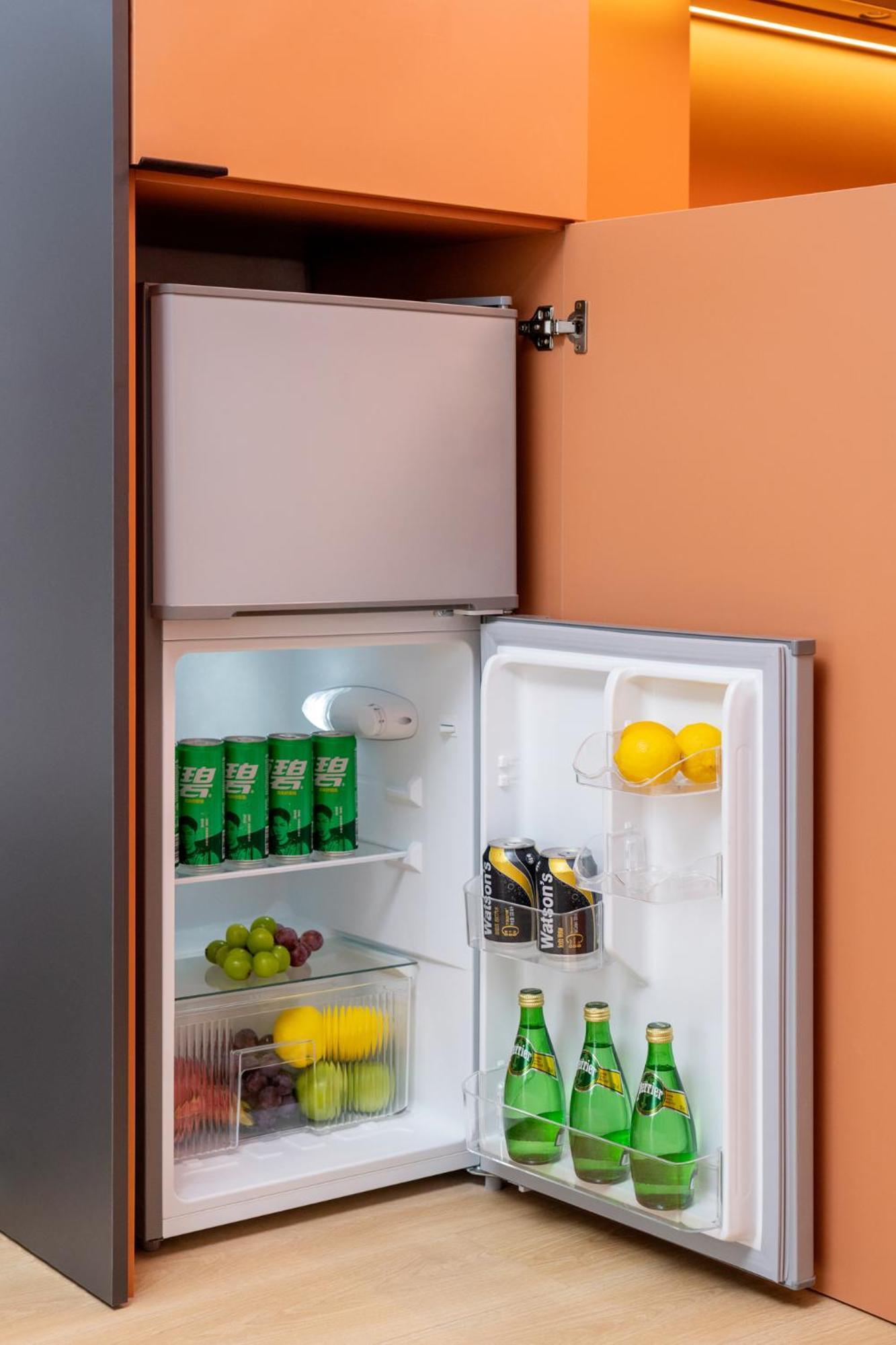 Base-Beijing Wangfujing Serviced Apartment- In Hutong &Bike Rental &Close To Forbidden City, Tian'Anmen Square &Subway Nearby &Free Coffee &Washing Machine,Kitchen &Restaurant Discount &English Speaking &High Speed Free Wifi Exterior photo A refrigerator