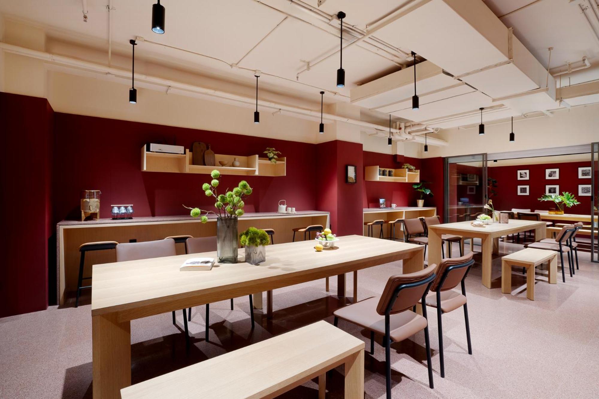 Base-Beijing Wangfujing Serviced Apartment- In Hutong &Bike Rental &Close To Forbidden City, Tian'Anmen Square &Subway Nearby &Free Coffee &Washing Machine,Kitchen &Restaurant Discount &English Speaking &High Speed Free Wifi Exterior photo The lounge at Hong Kong International Airport