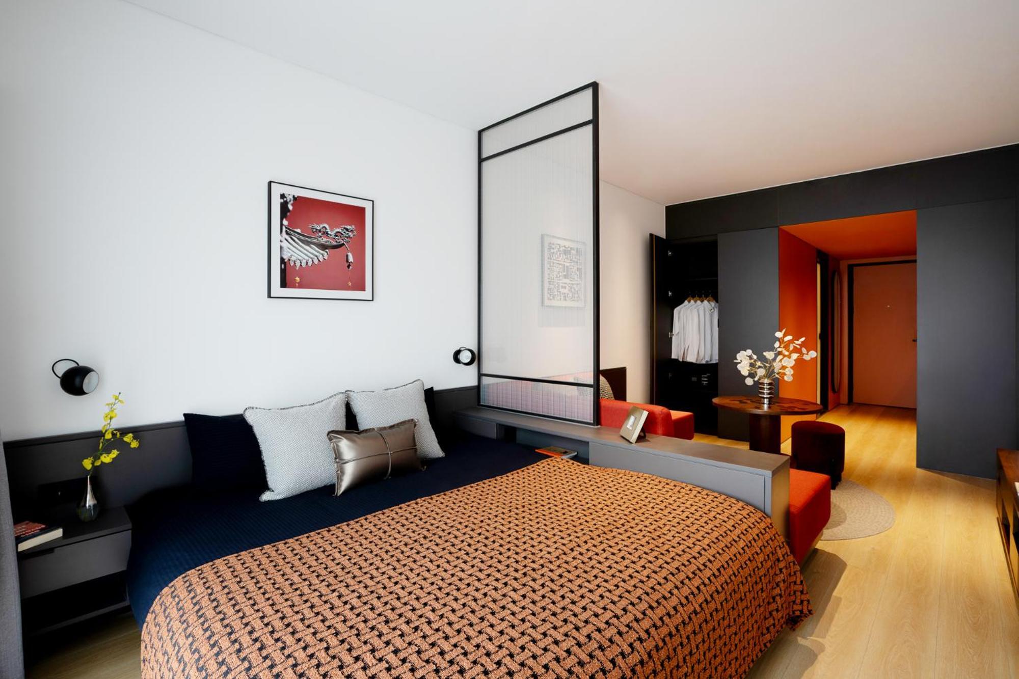 Base-Beijing Wangfujing Serviced Apartment- In Hutong &Bike Rental &Close To Forbidden City, Tian'Anmen Square &Subway Nearby &Free Coffee &Washing Machine,Kitchen &Restaurant Discount &English Speaking &High Speed Free Wifi Exterior photo A room at the hotel