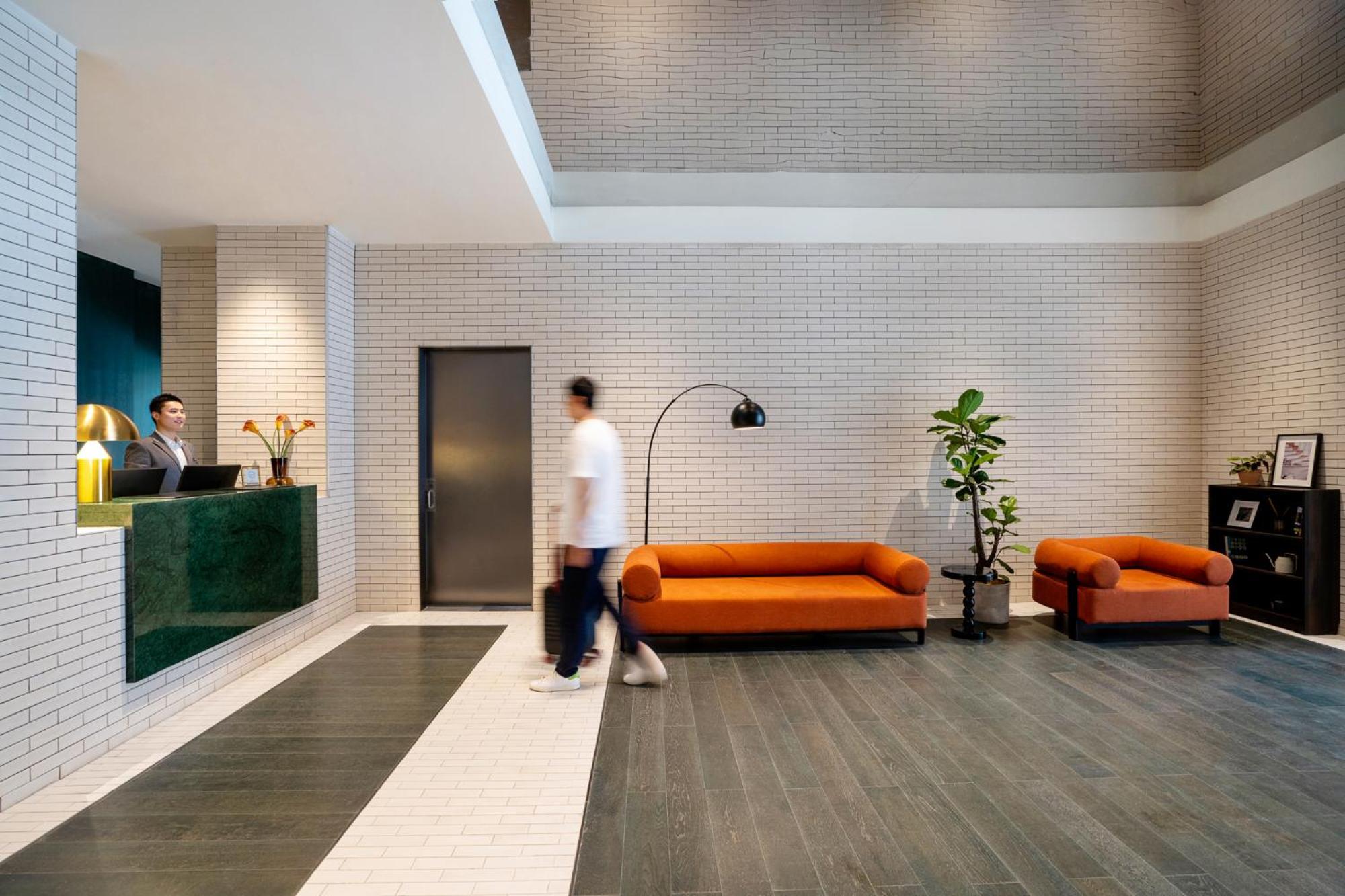 Base-Beijing Wangfujing Serviced Apartment- In Hutong &Bike Rental &Close To Forbidden City, Tian'Anmen Square &Subway Nearby &Free Coffee &Washing Machine,Kitchen &Restaurant Discount &English Speaking &High Speed Free Wifi Exterior photo The lobby of the hotel