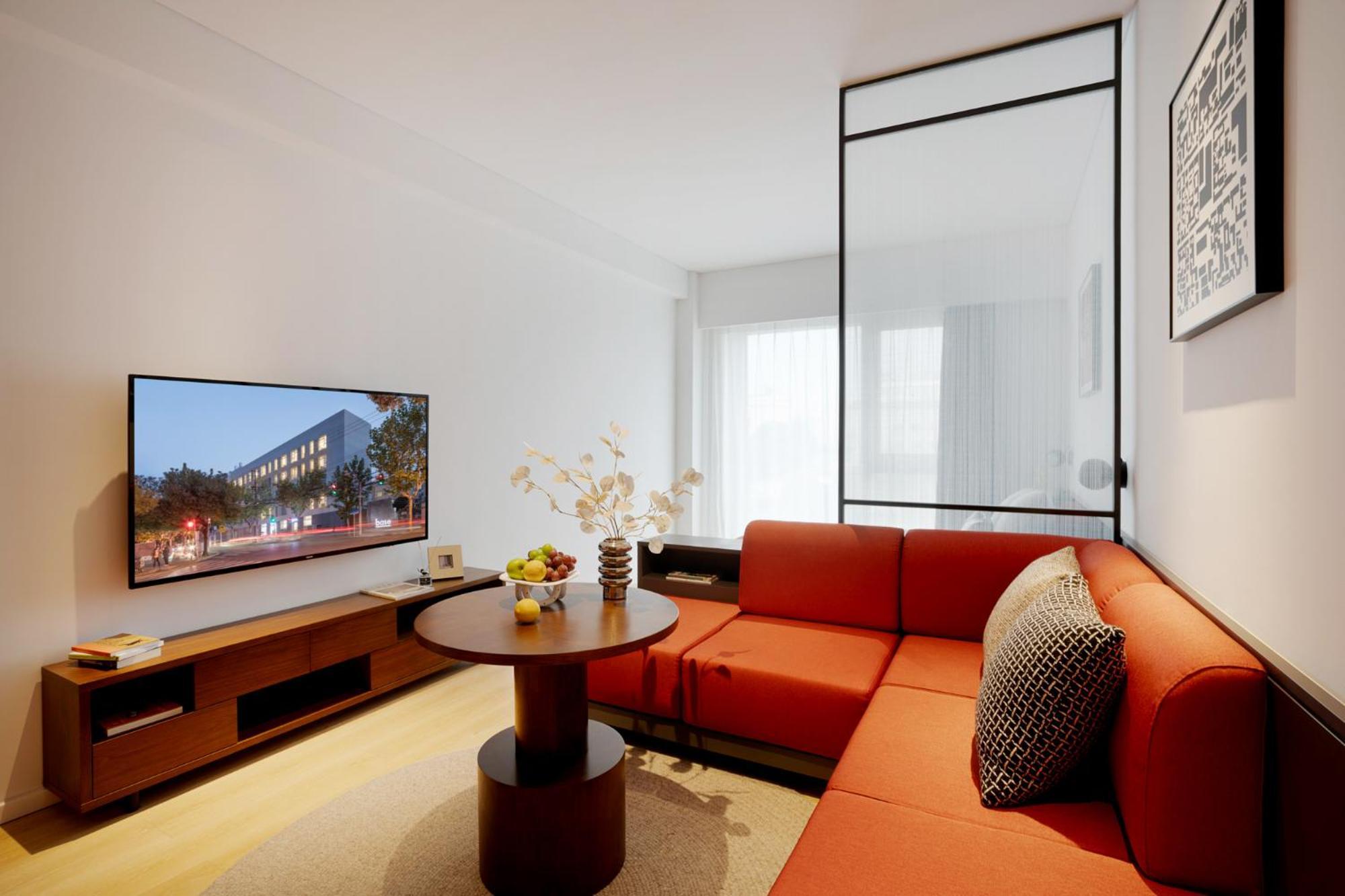 Base-Beijing Wangfujing Serviced Apartment- In Hutong &Bike Rental &Close To Forbidden City, Tian'Anmen Square &Subway Nearby &Free Coffee &Washing Machine,Kitchen &Restaurant Discount &English Speaking &High Speed Free Wifi Exterior photo Living room