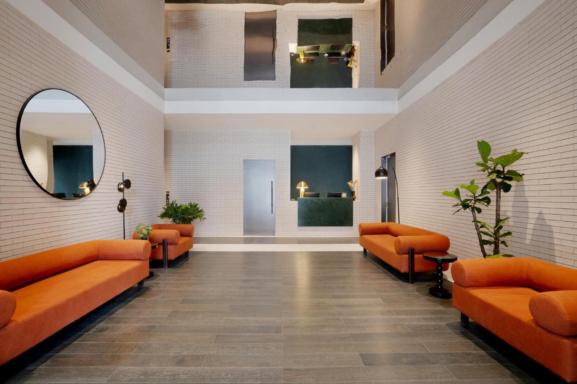 Base-Beijing Wangfujing Serviced Apartment- In Hutong &Bike Rental &Close To Forbidden City, Tian'Anmen Square &Subway Nearby &Free Coffee &Washing Machine,Kitchen &Restaurant Discount &English Speaking &High Speed Free Wifi Exterior photo The lobby of the hotel