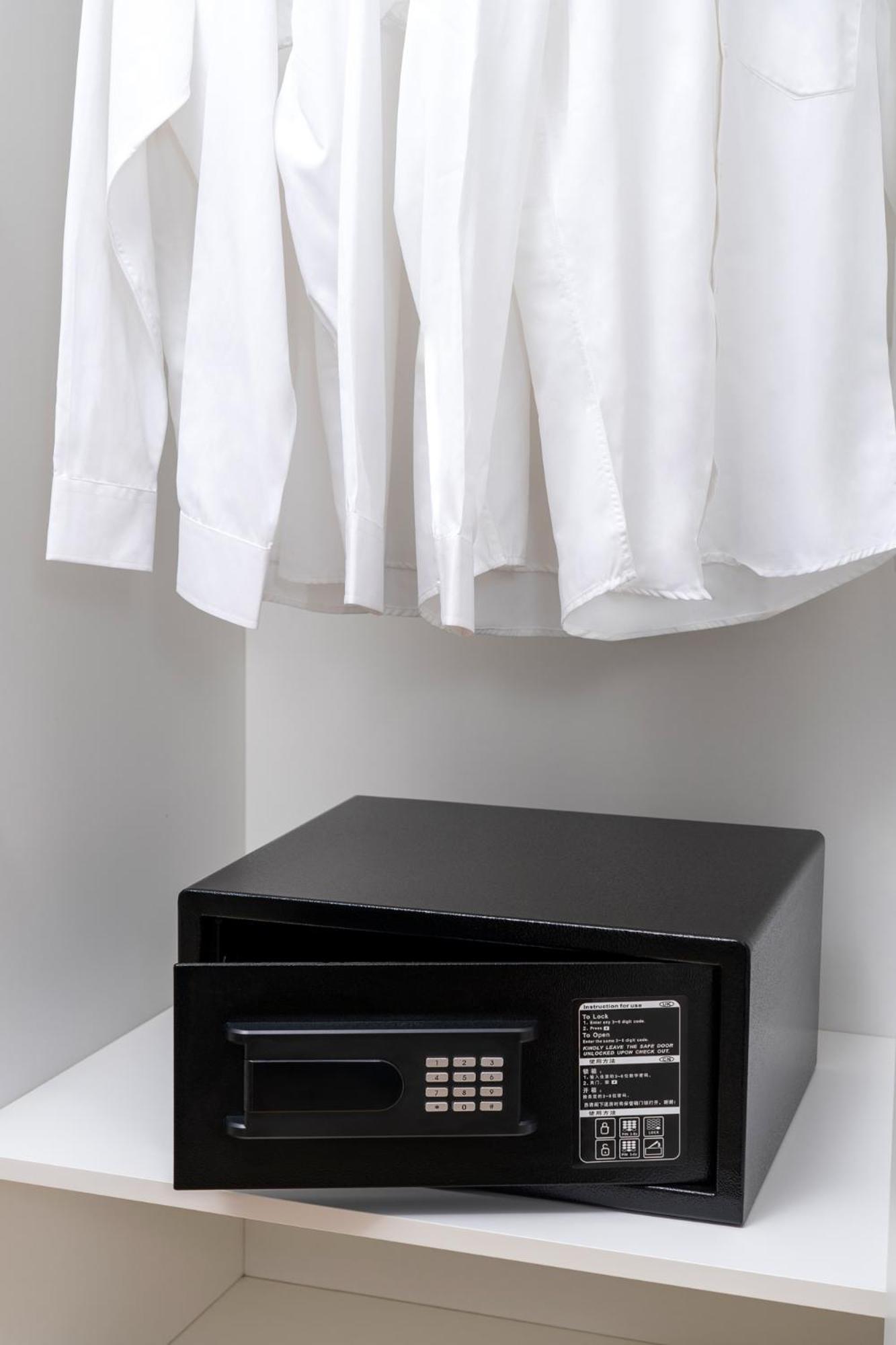 Base-Beijing Wangfujing Serviced Apartment- In Hutong &Bike Rental &Close To Forbidden City, Tian'Anmen Square &Subway Nearby &Free Coffee &Washing Machine,Kitchen &Restaurant Discount &English Speaking &High Speed Free Wifi Exterior photo A shirt hanging on a clothes dryer