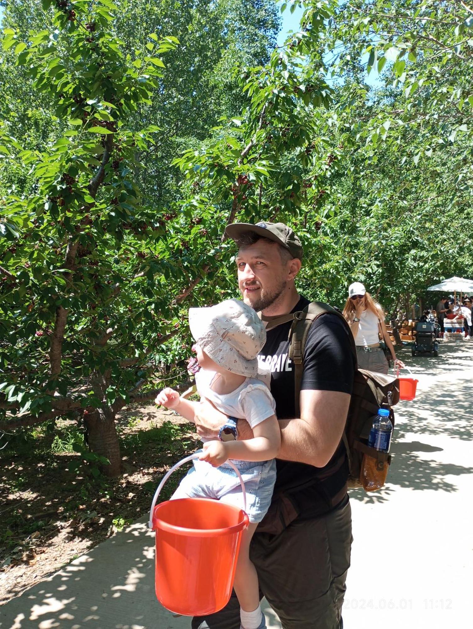 Base-Beijing Wangfujing Serviced Apartment- In Hutong &Bike Rental &Close To Forbidden City, Tian'Anmen Square &Subway Nearby &Free Coffee &Washing Machine,Kitchen &Restaurant Discount &English Speaking &High Speed Free Wifi Exterior photo A father with his child