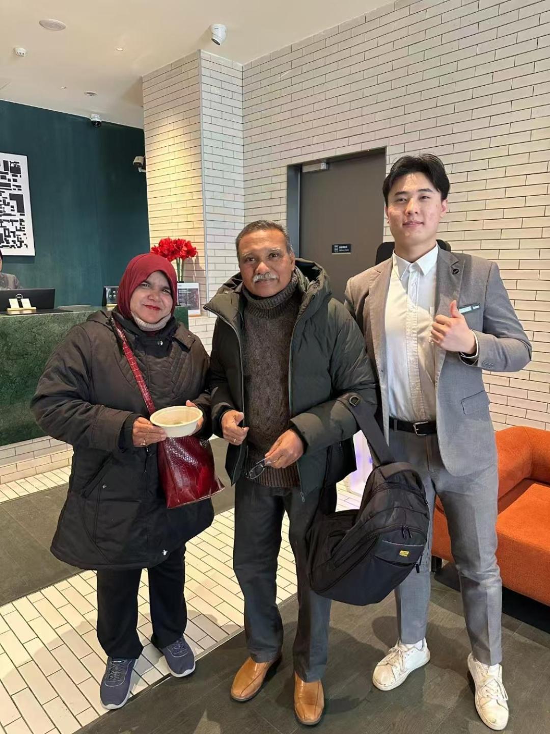 Base-Beijing Wangfujing Serviced Apartment- In Hutong &Bike Rental &Close To Forbidden City, Tian'Anmen Square &Subway Nearby &Free Coffee &Washing Machine,Kitchen &Restaurant Discount &English Speaking &High Speed Free Wifi Exterior photo Amina, Abdul and Kim