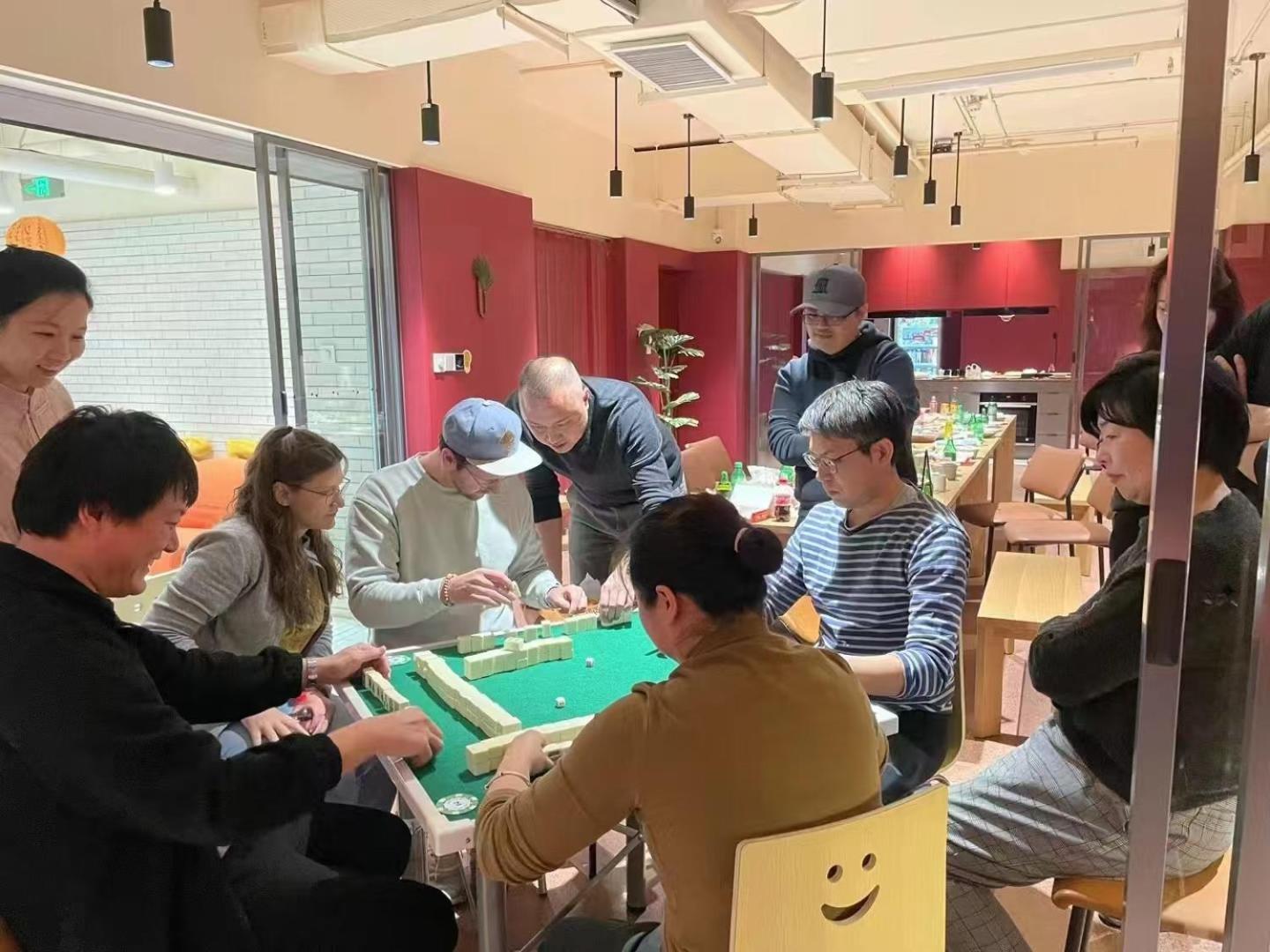 Base-Beijing Wangfujing Serviced Apartment- In Hutong &Bike Rental &Close To Forbidden City, Tian'Anmen Square &Subway Nearby &Free Coffee &Washing Machine,Kitchen &Restaurant Discount &English Speaking &High Speed Free Wifi Exterior photo A mahjong game in progress