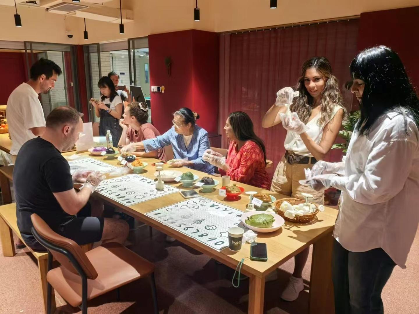 Base-Beijing Wangfujing Serviced Apartment- In Hutong &Bike Rental &Close To Forbidden City, Tian'Anmen Square &Subway Nearby &Free Coffee &Washing Machine,Kitchen &Restaurant Discount &English Speaking &High Speed Free Wifi Exterior photo A tea ceremony at the University of Oxford