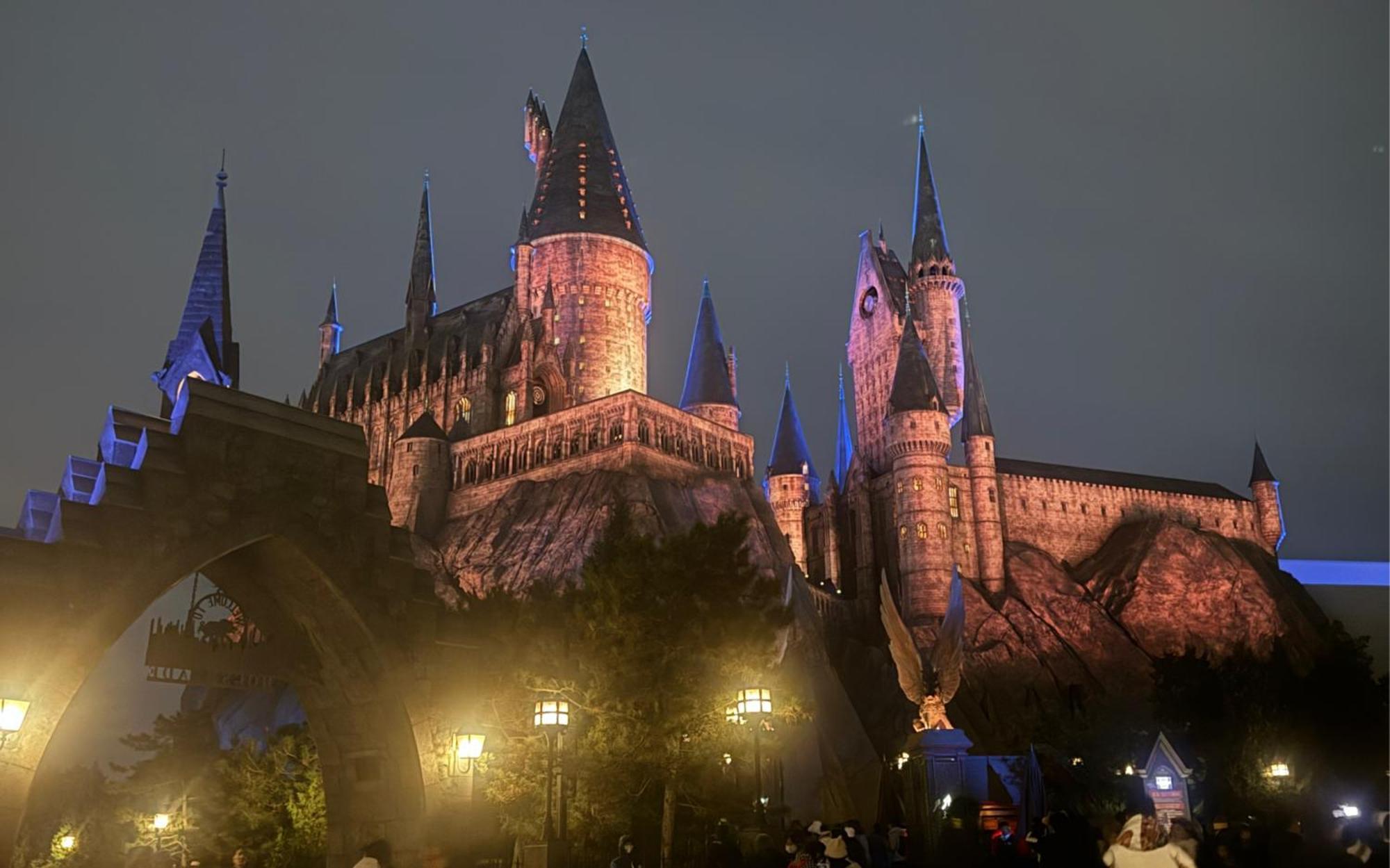 Base-Beijing Wangfujing Serviced Apartment- In Hutong &Bike Rental &Close To Forbidden City, Tian'Anmen Square &Subway Nearby &Free Coffee &Washing Machine,Kitchen &Restaurant Discount &English Speaking &High Speed Free Wifi Exterior photo Hogwarts Castle at The Wizarding World of Harry Potter