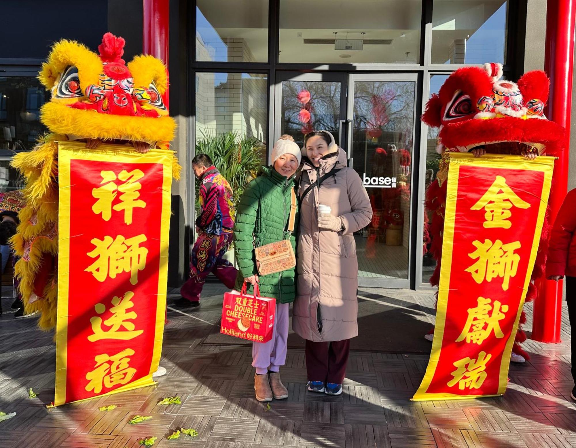 Base-Beijing Wangfujing Serviced Apartment- In Hutong &Bike Rental &Close To Forbidden City, Tian'Anmen Square &Subway Nearby &Free Coffee &Washing Machine,Kitchen &Restaurant Discount &English Speaking &High Speed Free Wifi Exterior photo Chinese New Year celebrations at the shopping centre in 2018